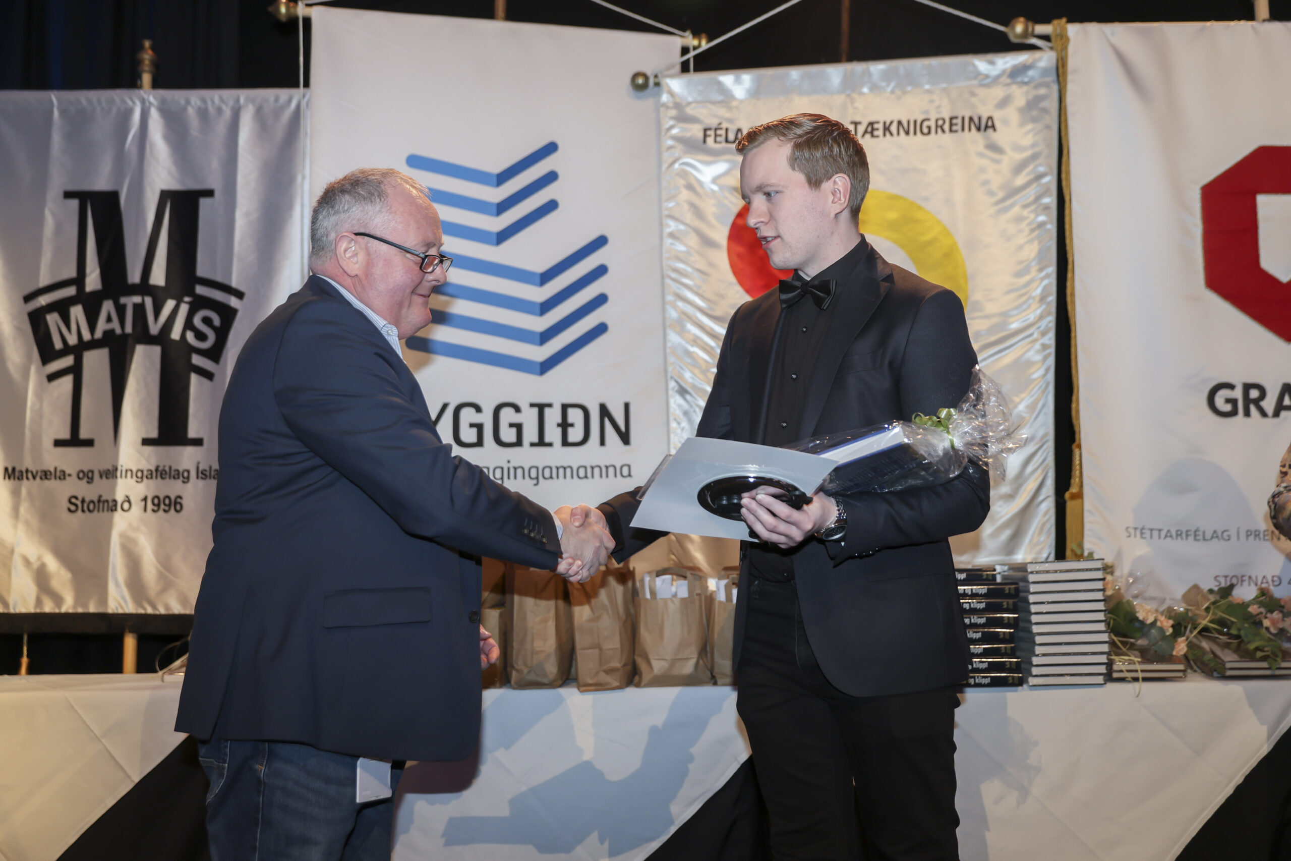 Píparinn Þór Einarsson tekur við viðurkenningu fyrir árangur sinn